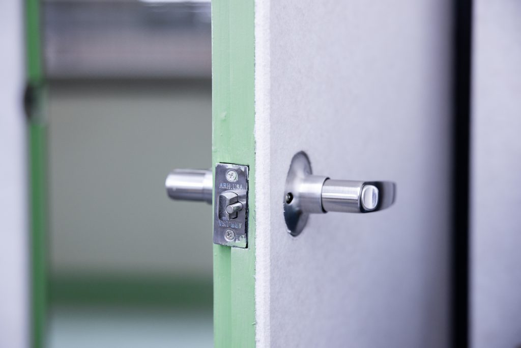 YinStudios_48_Door Hand rails